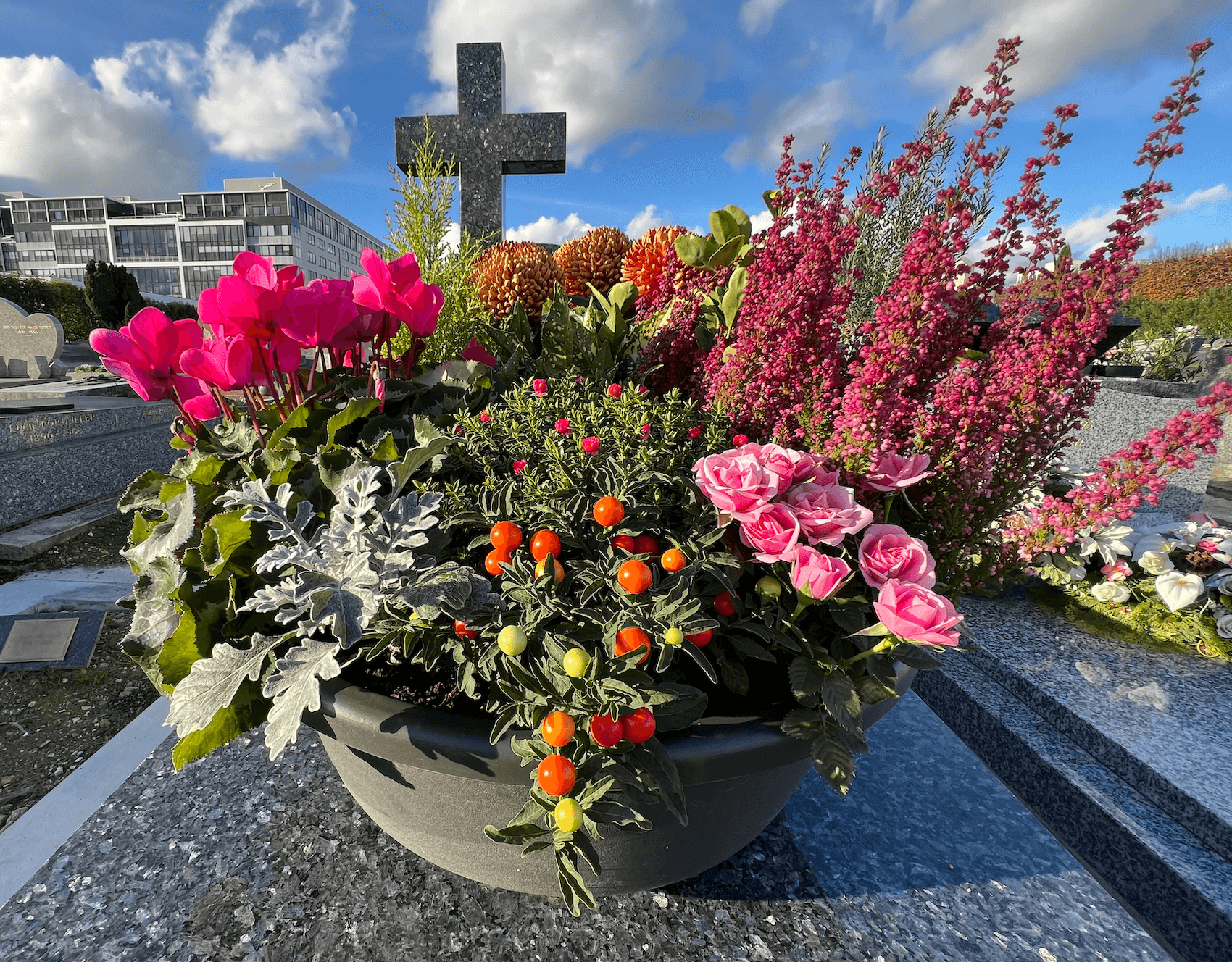 Fleurissement d'un monument funéraire