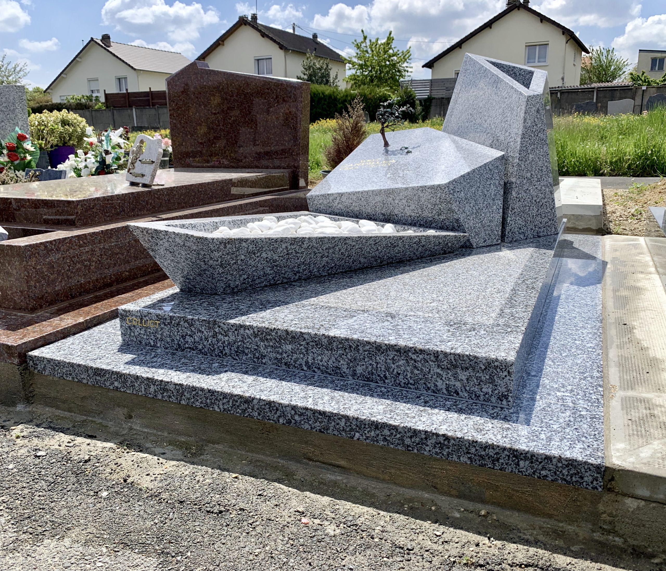 Réalisation personnalisée d'un monument funéraire.jpg